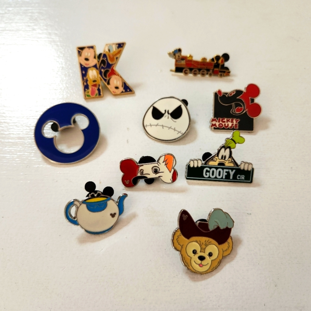 Disney pins - assortment of 9 pins